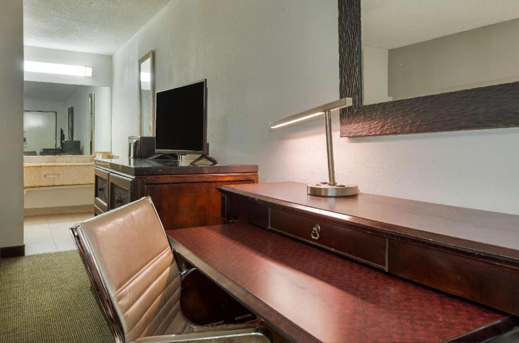 Rodeway Inn Lumberton Esterno foto