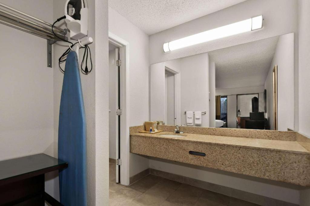 Rodeway Inn Lumberton Esterno foto