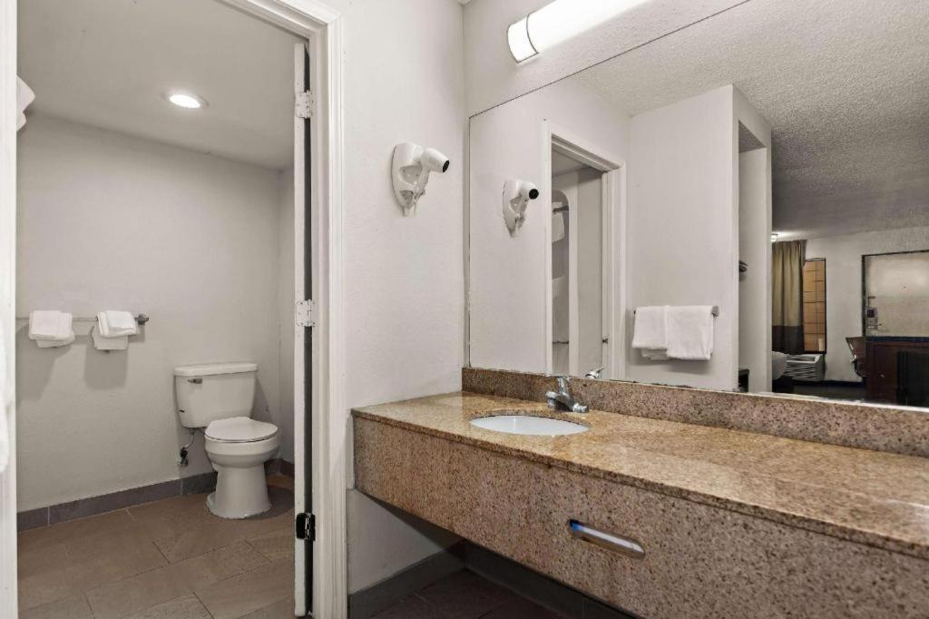 Rodeway Inn Lumberton Esterno foto